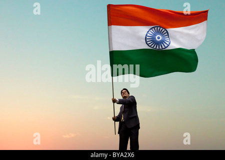 Unternehmer, die die indische Flagge Stockfoto