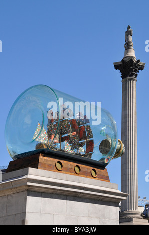 Kunstmodell des Nelsons Flaggschiff Sieg in einer Flasche Yinka Shonibare Kunstwerk auf dem vierten Sockel im Trafalgar Square Nelsons Säule jenseits London England UK Stockfoto