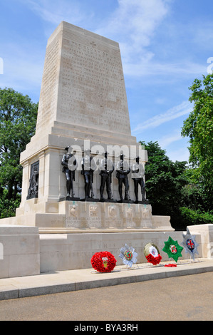 Kränze an der Portland Stein Obelisk und fünf Skulpturen aus Bronze auf Wachen Kriegerdenkmal neben Horse Guards Parade Ground & Bäume im St James Park London UK Stockfoto