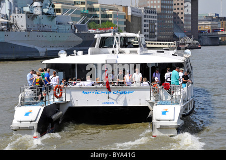 Menschenmenge Reisende auf dem Heck des Thames Clipper katamaran Boot ein öffentlicher Transport Flussbus Service auf London Berühmter Fluss England Großbritannien Stockfoto