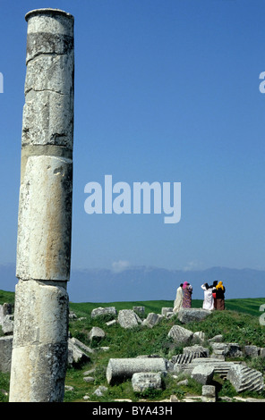 Menschen bei den Ruinen von Kalat el-Mudik in Apameia, Syrien. Stockfoto