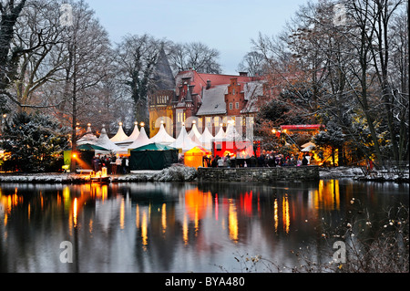 Weihnachtsmarkt und Bergedorfer Schloss Burg in Bergedorf, Hamburg, Deutschland, Europa Stockfoto