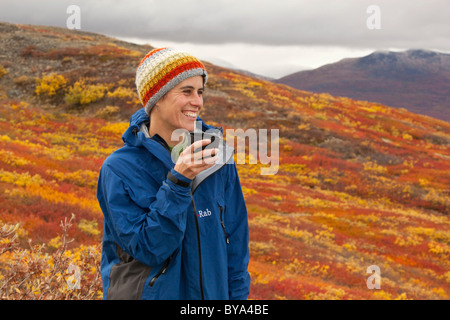 Junge Frau, Wanderer, Lächeln, halten einer Tasse, sub-alpinen Tundra, Indian Summer, verlässt in Herbstfarben, Herbst, in der Nähe von Fish Lake Stockfoto