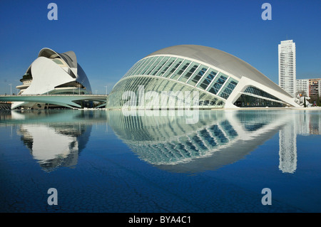 Palau de Les Arts Reina Sofia, Oper an der Rückseite, und L'Hemisferic, Imax-Kino und Planetarium an Front, Ciudad de las Stockfoto