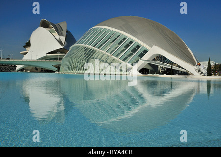 Palau de Les Arts Reina Sofia, Oper an der Rückseite, und L'Hemisferic, Imax-Kino und Planetarium an Front, Ciudad de las Stockfoto