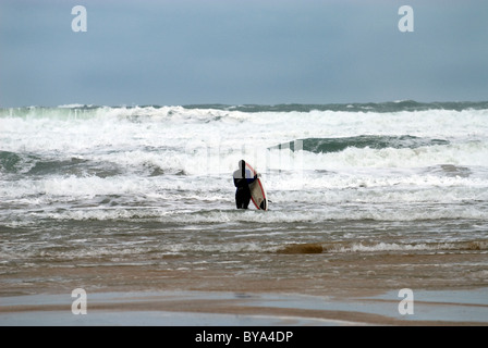 Surfen an einem kalten Wintertag in Cornwall, England Stockfoto