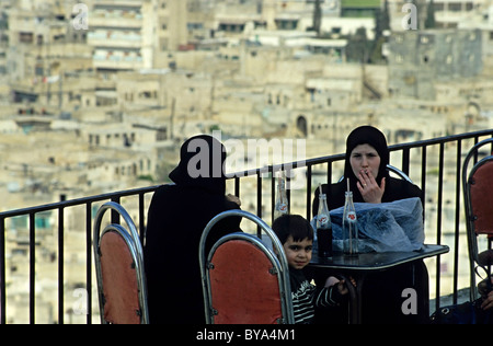 Zwei Frauen sitzen in einem Café Terrasse, einer raucht eine Zigarette, Aleppo, Syrien. Stockfoto