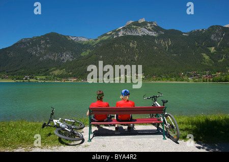 Radfahrer, ruht auf einer Bank am See Achensee, Tirol, Österreich, Europa Stockfoto