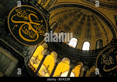 Kuppel und Säulen im Inneren der Hagia Sophia (einmal eine Basilika, dann eine Moschee und heute ein Museum), Istanbul, Türkei. Stockfoto
