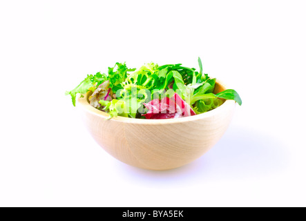 Salatschüssel isoliert auf weißem Hintergrund. horizontalen Schuss Stockfoto