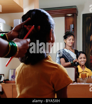 Maharashtrian Frau ihrer Tochter die Haare zu kämmen Stockfoto