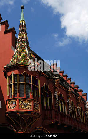 Erker mit Wappen der Habsburg, Habsburg Könige auf der rechten Seite, Historisches Kaufhaus, 1520, Muensterplatz 24 Stockfoto