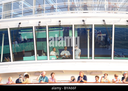 Passagieren säumten die Decks der Cunard Kreuzfahrtschiff "Queen Elizabeth" zu beobachten, das Schiff das erste Panamakanal Durchfuhr. Stockfoto