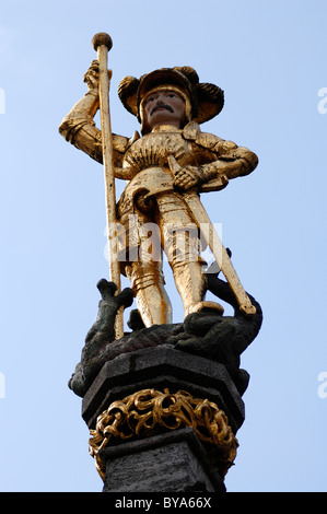 St. Georg und der Drache, goldenen Brunnen Statue am Muensterplatz Domplatz, Freiburg Im Breisgau, Baden-Württemberg Stockfoto