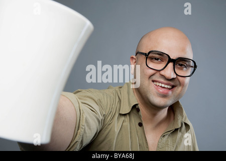 Glatzköpfiger Mann mit einer Tasse Tee Stockfoto