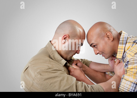 Männer mit Glatze bekämpfen Stockfoto