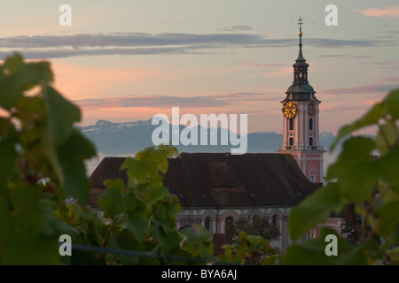 Die Wallfahrtskirche Birnau am Bodensee in der Morgendämmerung mit Blick auf den Säntis, Landkreis Bodenseekreis, Baden-Württemberg Stockfoto