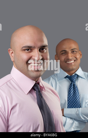 Porträt von zwei Führungskräfte von kahl Stockfoto