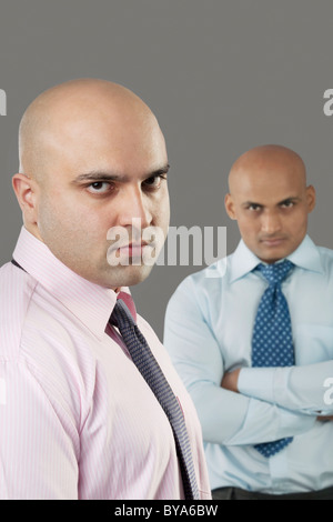 Porträt von zwei Führungskräfte von kahl Stockfoto