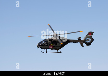 Das Schweizer Militär Hubschrauber Eurocopter EC635 T-357, Berg-Flugshow der Schweizer Luftwaffe auf der Axalp, Ebenfluh, Interlaken Stockfoto