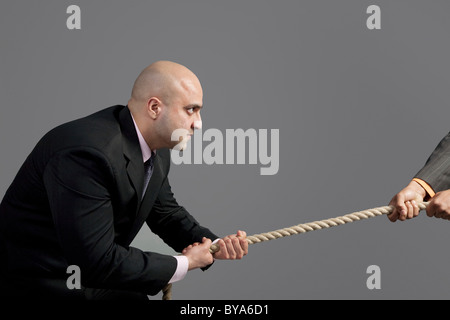 Unternehmer, die an einem Seil ziehen Stockfoto