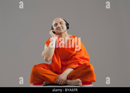 Mönch, Musik hören Stockfoto