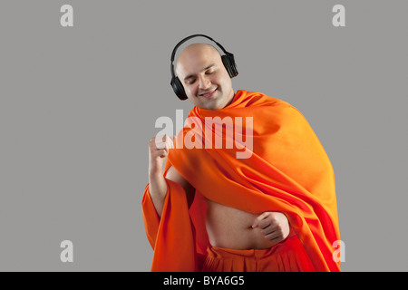 Mönch, Musik hören Stockfoto