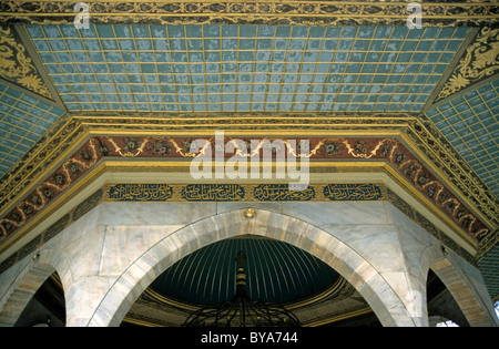 Decke Detail eines Pavillons im Garten, die Hagia Sophia (einmal eine Basilika, dann eine Moschee und heute ein Museum), Istanbul, Türkei. Stockfoto