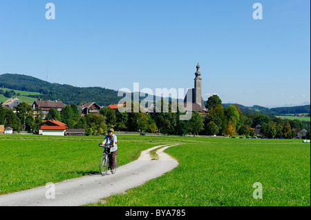 Radfahrer in der Nähe von Wut, Radweg vom Königssee-See bis zum Bodensee, Upper Bavaria, Bayern, Deutschland, Europa Stockfoto