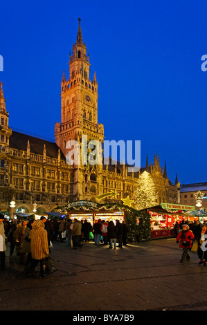 Christkindlmarkt Weihnachtsmarkt, Marienplatz Square und Rathaus, München, Upper Bavaria, Bayern, Deutschland, Europa Stockfoto