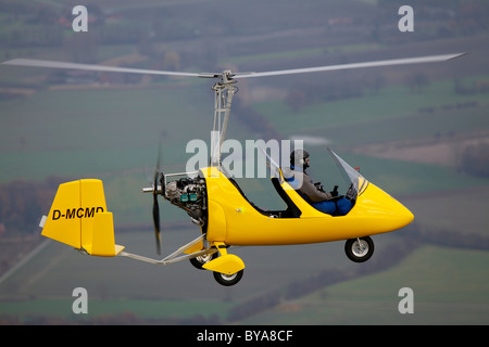 Luftaufnahme, gelben Tragschrauber, Hubschrauber über das Münsterland und Umgebung, North Rhine-Westphalia, Deutschland, Europa Stockfoto