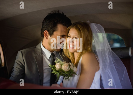 Brautpaar im Auto Stockfoto