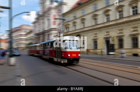 Straßenbahn vor der Institut für Endokrinologie, Narodni Straße, Prag, Tschechische Republik, Europa Stockfoto