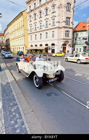 Touristen, die getrieben um in einem Oldtimer in Prag, Tschechische Republik, Europa Stockfoto