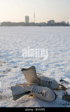 Alte Schlittschuhe auf dem gefrorenen Außenalster oder Außenalster, Hamburg, Deutschland, Europa Stockfoto