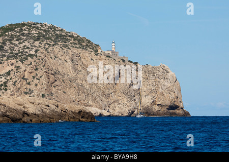 Leuchtturm am Cap de Tramuntana auf Dragon Island, Isla Dragonera, gesehen aus dem Meer, Mallorca, Balearen, Spanien, Europa Stockfoto