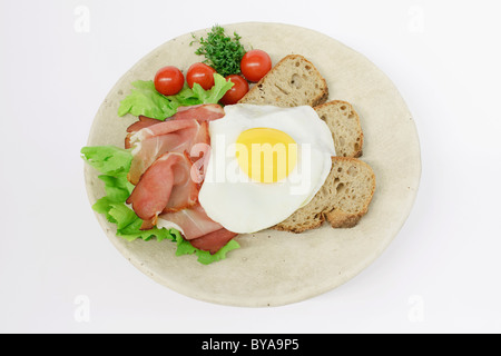 Schwarzwälder Räucherschinken mit Cherry-Tomaten, Spiegelei und Brot Stockfoto