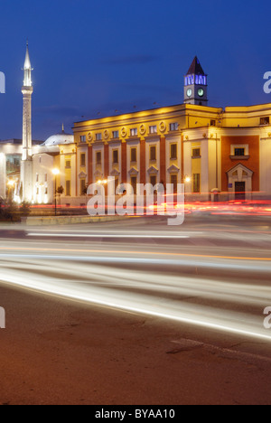 Skanderbeg Square Et'hem-Bey-Moschee auf der linken Seite, Tirana, Albanien Stockfoto