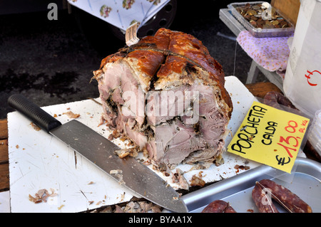 Imbiss-Stand mit Porchetta-Schweinefleisch-Spezialitäten, wöchentlicher Markt, Rom, Latium, Italien, Europa Stockfoto