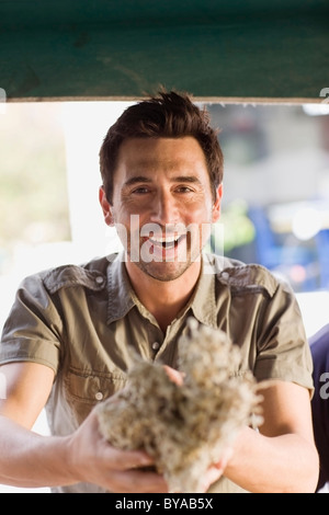 Mann, die Früchte zu verkaufen Stockfoto