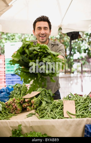 Mann, Verkauf von Gemüse Stockfoto