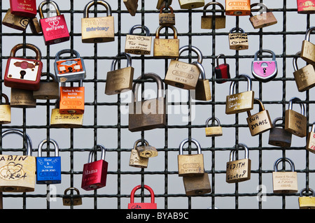 Liebesschlösser auf der Brücke der Deutzer Bruecke, Schlösser mit Namen oder Initialen links es von Liebhabern, Köln Stockfoto