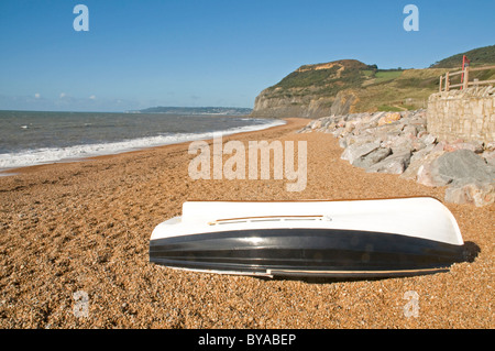 Beeindruckende Sweep von Pebble Beach am einladendsten, Dorset, mit hohen Klippen der Golden Cap in der Ferne Stockfoto