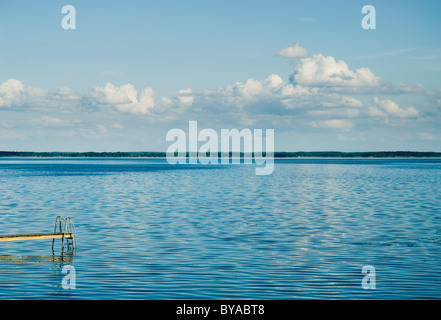 Holzsteg am See, Schweden Stockfoto