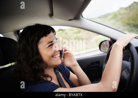 Frau mit Handy während der Fahrt Stockfoto