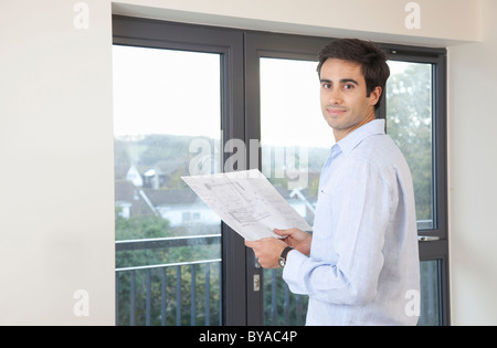 Mann hält plant neue Wohnung Stockfoto