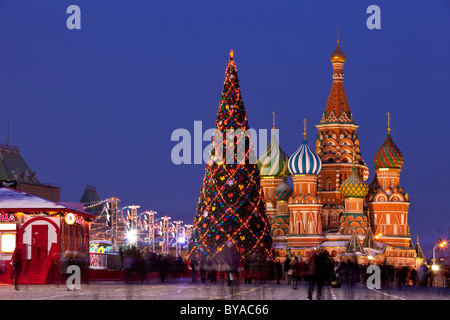 Roter Platz, Basilius Kathedrale in Moskau während der Weihnachtszeit Stockfoto