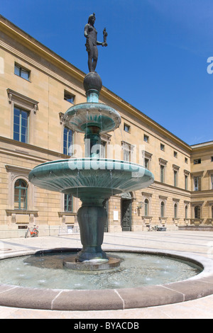 Kronprinz-Rupprecht-Brunnen-Brunnen von Bernhard Bleeker, 1961, Marstallplatz quadratisch, Altstadt-Lehel Bezirk, München, Bayern Stockfoto