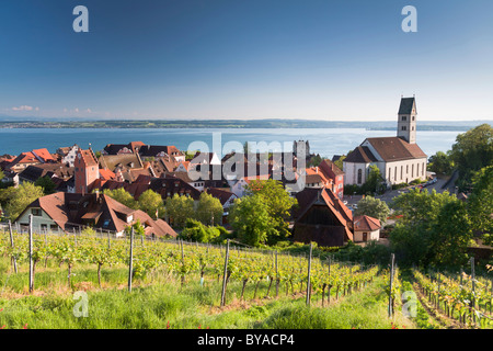 Altstadt von Meersburg mit der ältesten bewohnten Burg in Deutschland und in der Pfarrkirche Mariä Heimsuchung Stockfoto