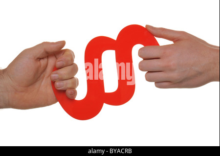 Mann und Frau, Hände zerren an rechtlichen Zitat Symbol, symbolisches Bild für Rechtsstreitigkeiten, Scheidung Schlacht Stockfoto